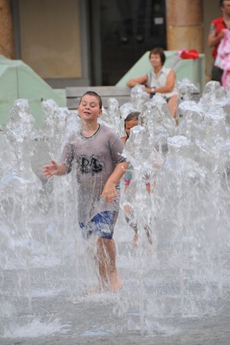 © Stadt Bruck an der Mur Kind in sprudelndem Wasser