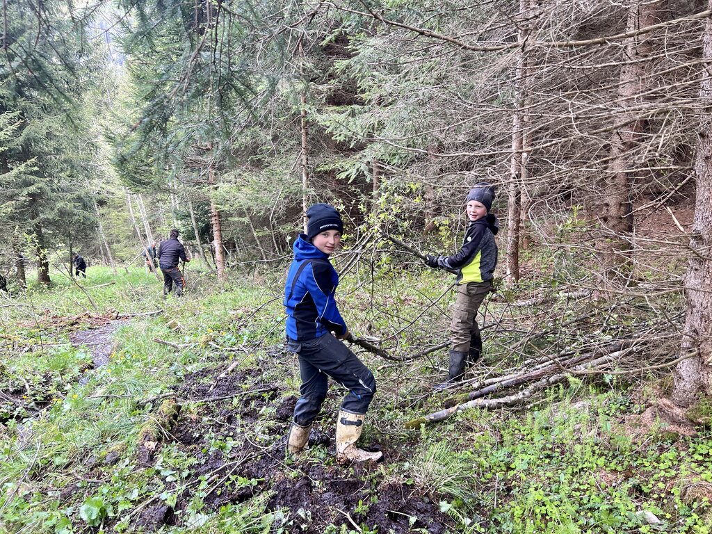 © Natalie Prüggler Zwei Kinder, die beim Ausschneiden eines Wildbachs mithelfen