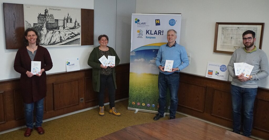 © KLAR! Kampseen Die Broschüre "Gesund trotz Hitze" halten in Händen: Viktoria Grünstäudl, Nina Hubaczek, Bürgermeister Gerhard Wandl, Manager der KLAR! Südliches Weinviertel, Alexander Wimmer