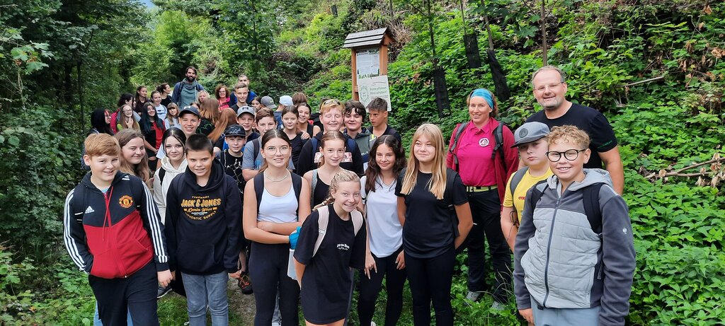 © Ziegler, KLAR GU-Nord Kinder stehen im Wald und schauen in die Kamera.