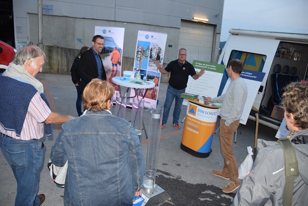 © Zivilschutzverband Steiermark An einem Stand im Freien veranschaulicht der Zivilschutzverband den Passanten Hochwasserschutz