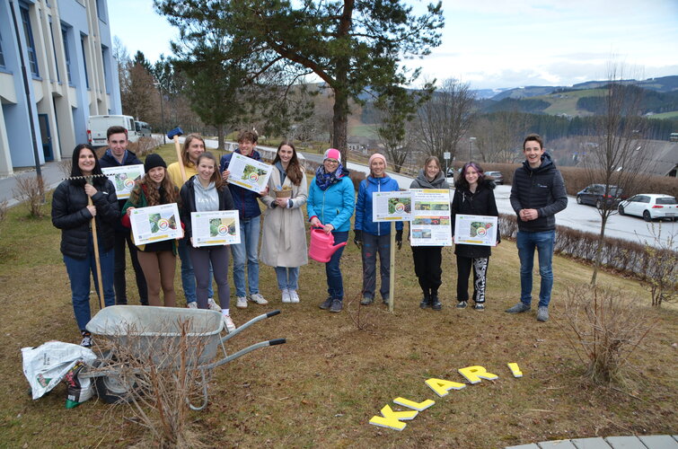 © BORG Birkfeld Gruppenbild von Schülern vor angelegter Hecke