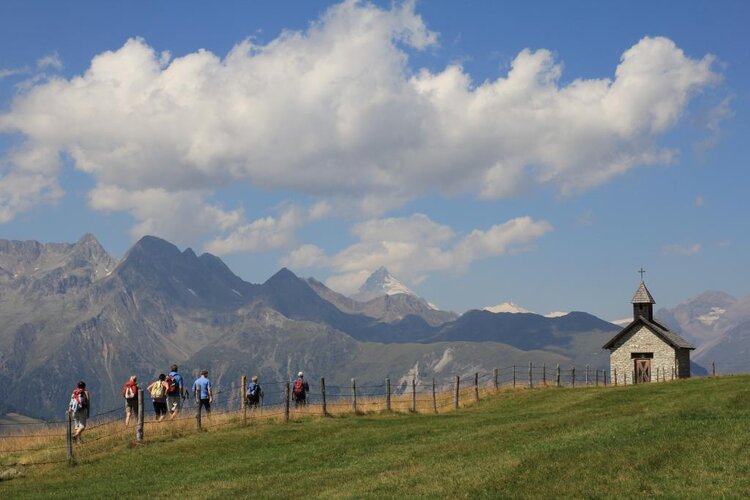 © Region Großglockner Eine Wandergruppe in einer hochalpinen Berglandschaft.