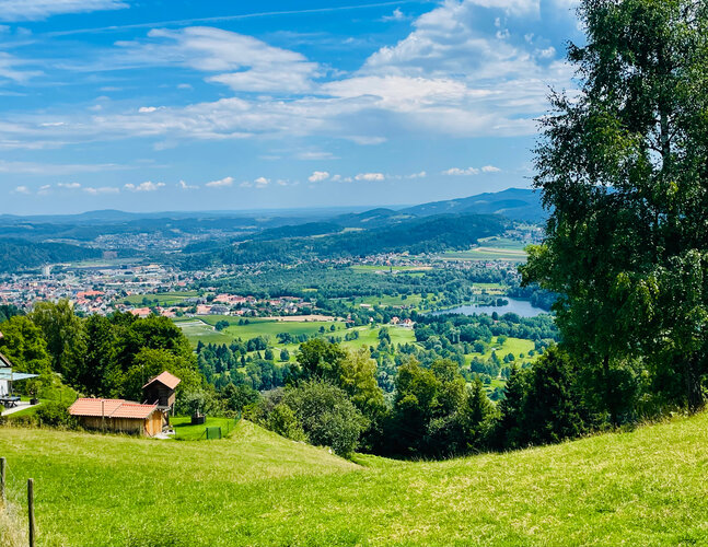 Ausblick über Landschaft der Region mit Wiesen, Stausee, verstreuten Siedlungen