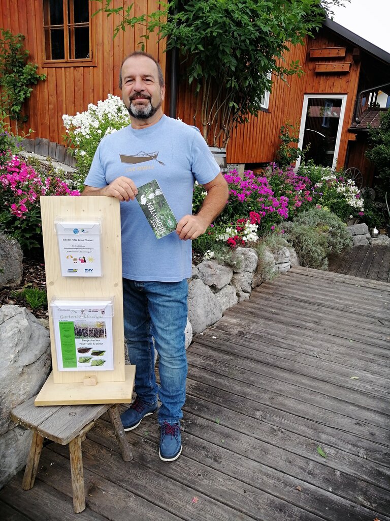 © Alexandra, Mayr KLAR! Inneres Salzkammergut Der Neophytenmanager Rainer Feichtinger mit Info-Foldern