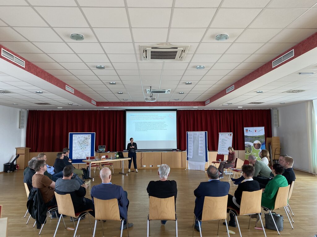 © Kleinregion Südliches Weinviertel Menschen im Sesselkreis die einer Präsentation am Beamer folgen