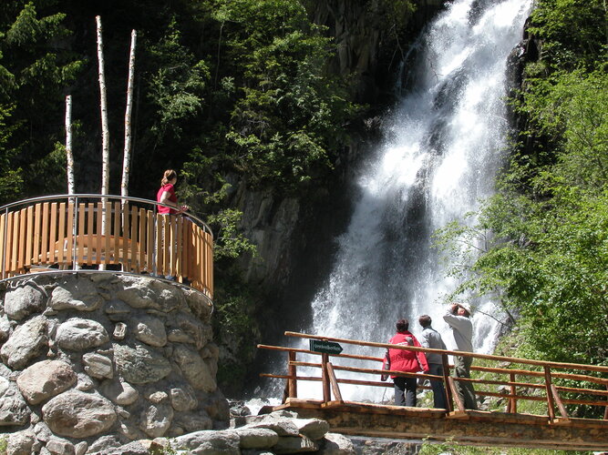 © Nationalpark Hohe Tauern, Mussnig Wasserfall mit Personen davor