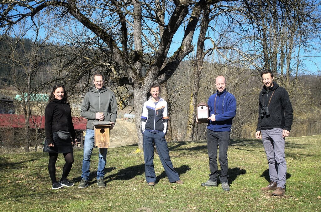 © Verein Fenergiereich Die KLAR!-Managerin Elke Müllegger und Kolleg:innen auf der Streuobstwiese.