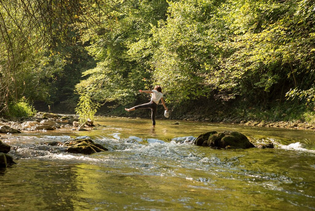 © Gabriele Rottensteiner Eine Frau steht im Flußlauf der Pielach, die hier nicht viel Wasser führt.