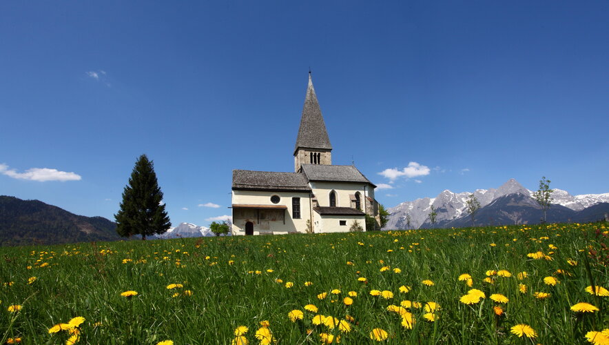 © Thomas Wirnsberger Eine Kirche auf der sommerlichen Alm in der Region Pongau.