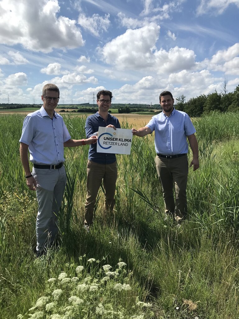 © Klimamodellregion Retzer Land Edgar Blumauer von der Agrarbezirksbehörde Niederösterreich, Klimamodellregionsmanager Gregor Danzinger und Markus Baier, Bürgermeister der Gemeinde Zellerndorf auf einem Feld