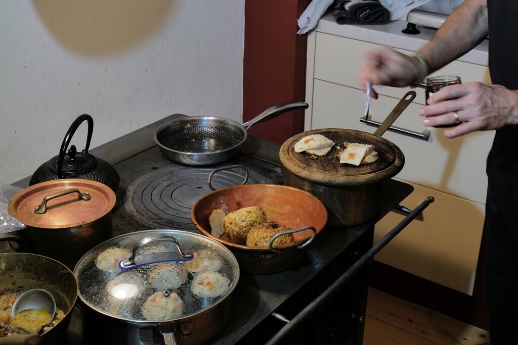 © Christian Senger Eine Person bereitet Munggn zu.