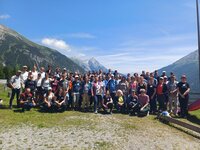 Gruppenfoto mit den Teilnehmer:innen der KLAR! Hauptveranstaltung 2025 mit Bergkulisse
