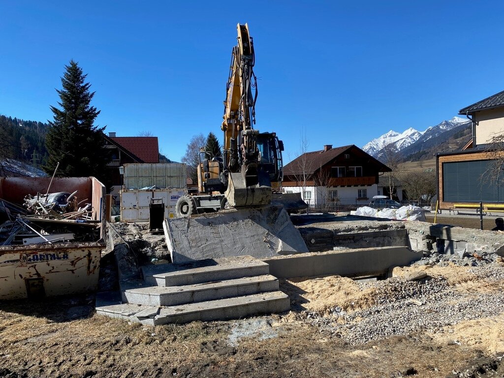 Bagger auf der Baustelle für Entsiegelungsprojekt
