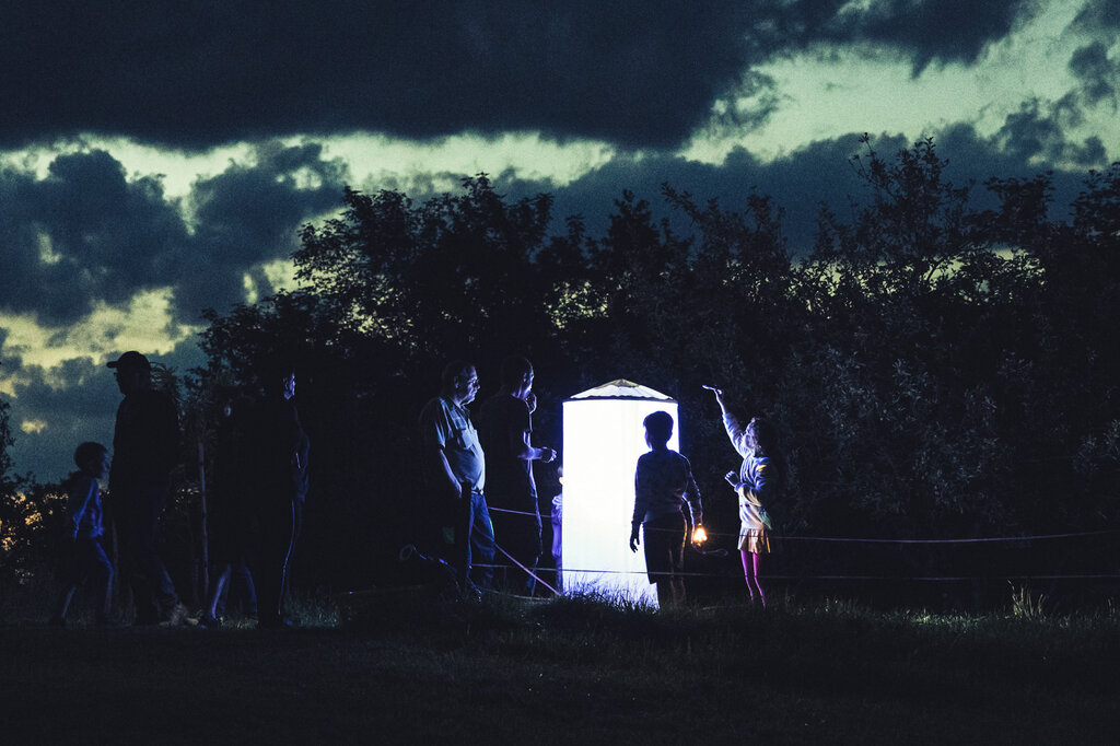 © Anna Kranz Kinder und Erwachsene bei einer Nachtwanderung.