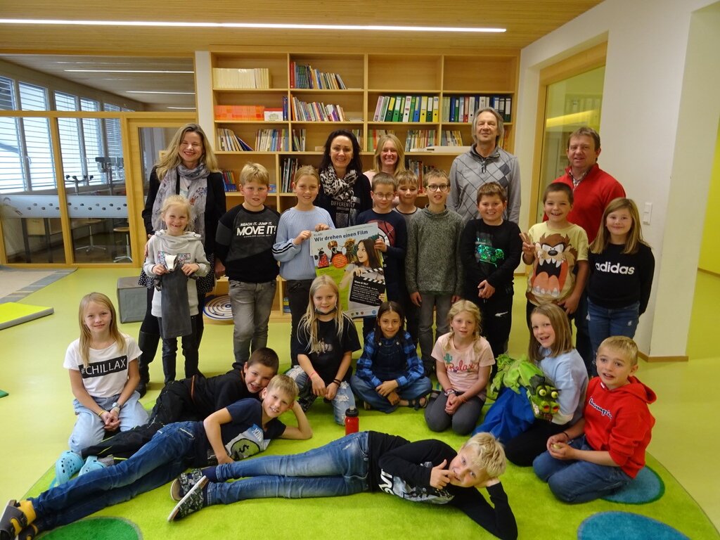 © Volksschule Moertschach KLAR! Managerin, Kinder und wenige Erwachsene lächeln in die Kamera.