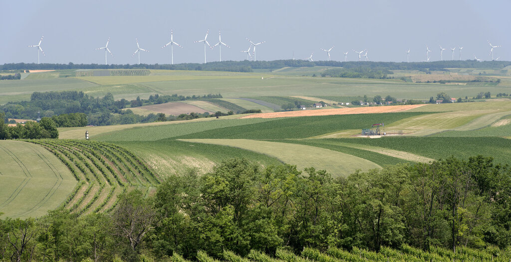 Landschaftsfoto der KLAR! Region mit Windrädern im Hintergrund