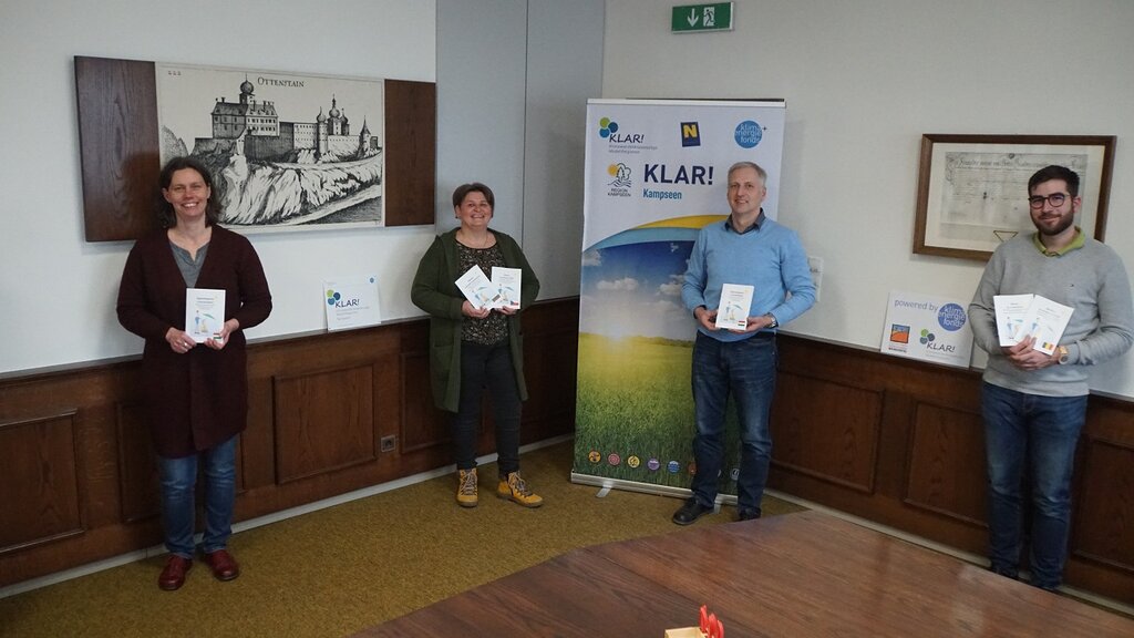 © REV Südliches Weinviertel Übergabe der Broschüren "Gesund trotz Hitze"