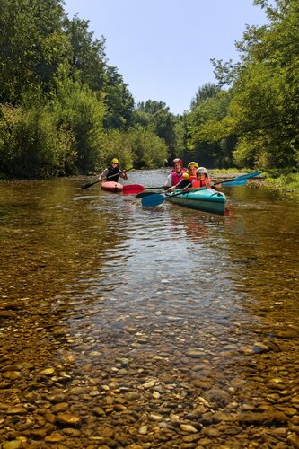 KanufahrerInnen im Flusslauf