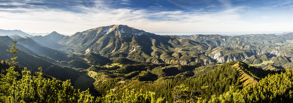 Ausblick über ein bergiges, mit Wald bedecktes, Gebiet