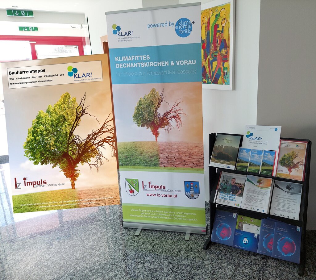 © Markus Plank Roll Up "Bauherrenmappe" und links daneben Roll Up "Klimafittes Dechantskrichen Vorau".