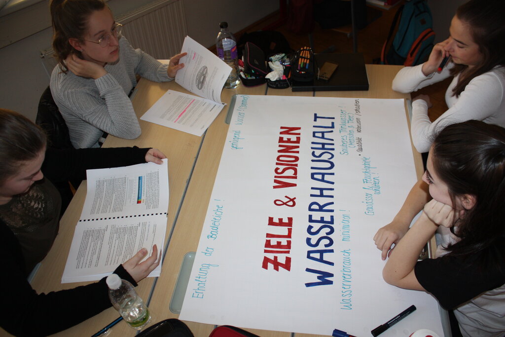 © Energiebezirk Freistadt Kinder um ein Klimaplakat sitzend