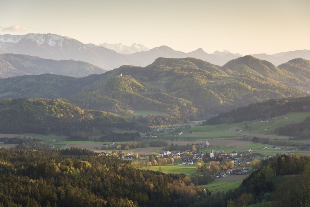 Alpenpanorama im Abendlicht in der Region Lavanttal.