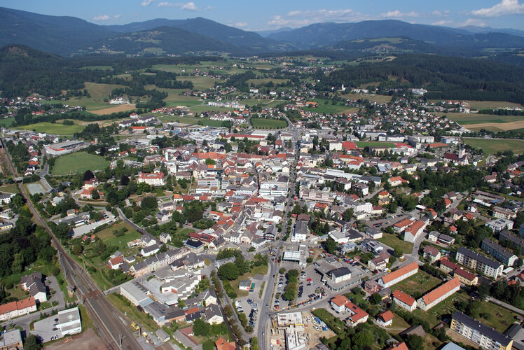 © Touristikbüro Feldkirchen - Flugsportverein Foto mit Blick auf eine Ortschaft