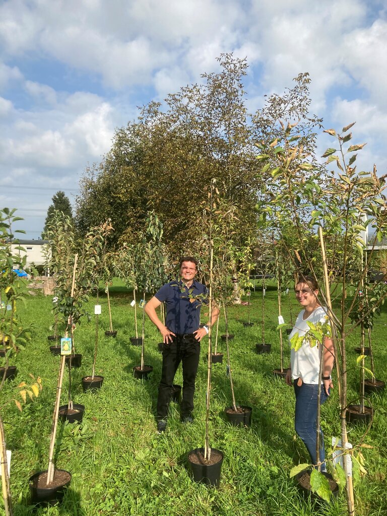 Baumfoto mit Julie Buschbaum und Thomas Schierle