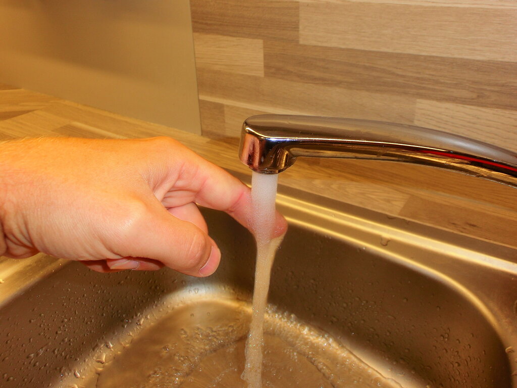 © Reinitzhuber Finger unter laufendem Wasserhahn