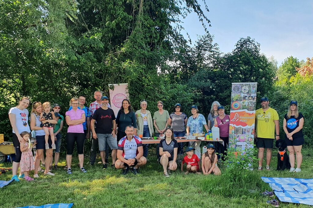 © Rupert Wychera Kinder halten bunte Schilder in den Händen.