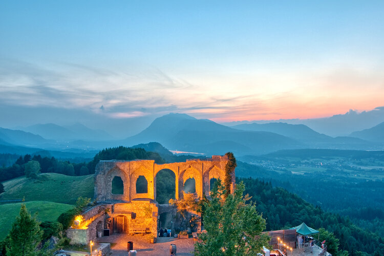 Eine beleuchtete Burgruine in der Region Terra Future