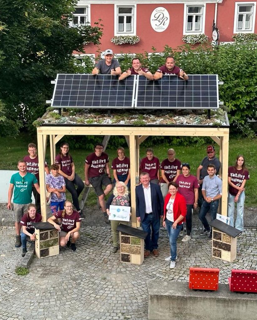 © Landjugend Rappottenstein Mitglieder der Landjugend mit einer Fahrradtankstelle mit Gründach und Photovoltaik