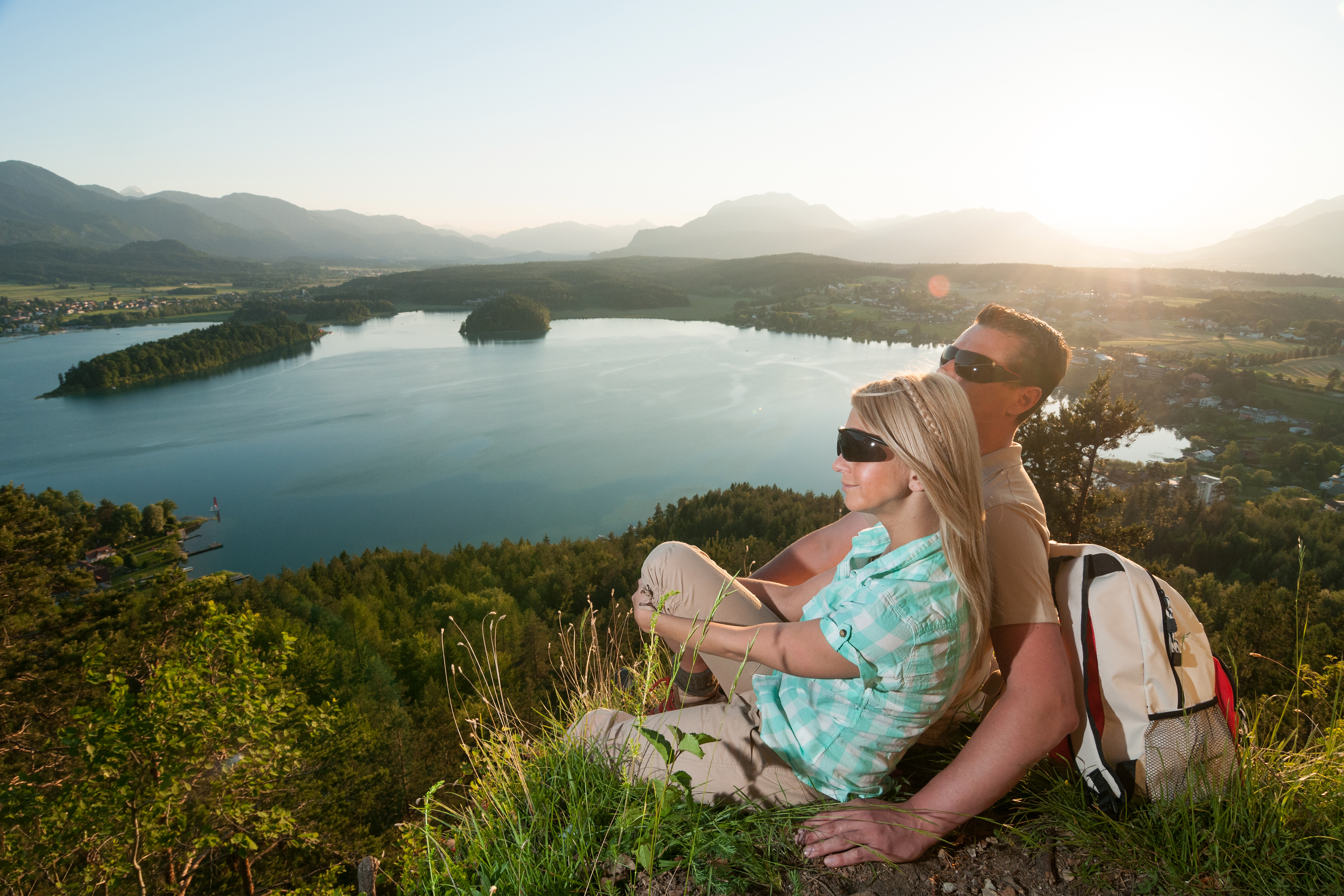 Ein ulaubendes Pärchen blickt auf einen See in der Region Terra Future.