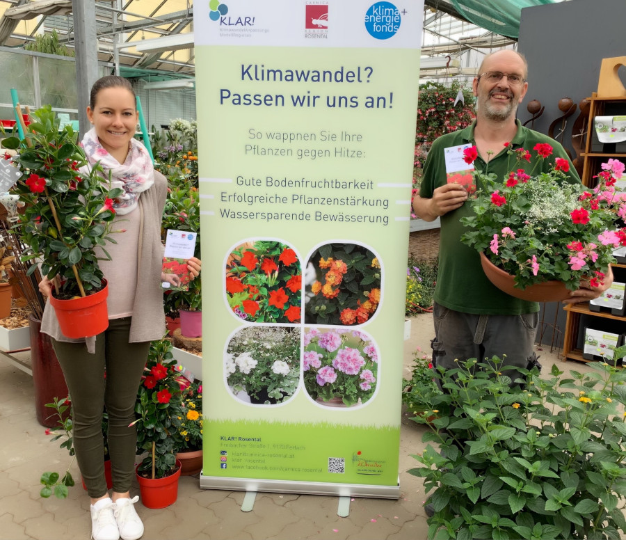 © Manja Kampus Zwei Personen vor einem KLAR! Plakat