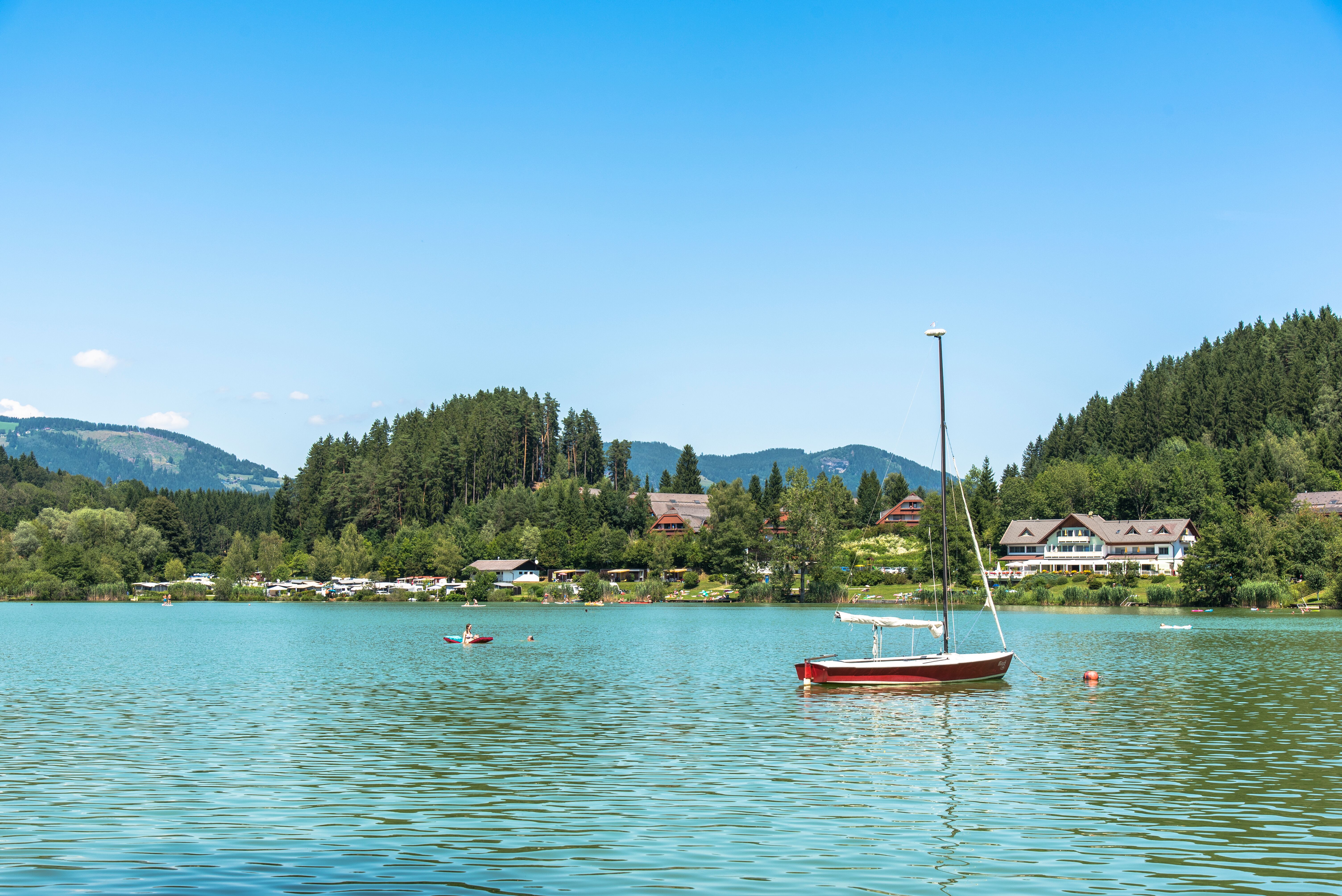 © Franz Gerdl - Tourismusregion Nockberge GmbH Landschaftsfoto mit Seeblick und Segelboot