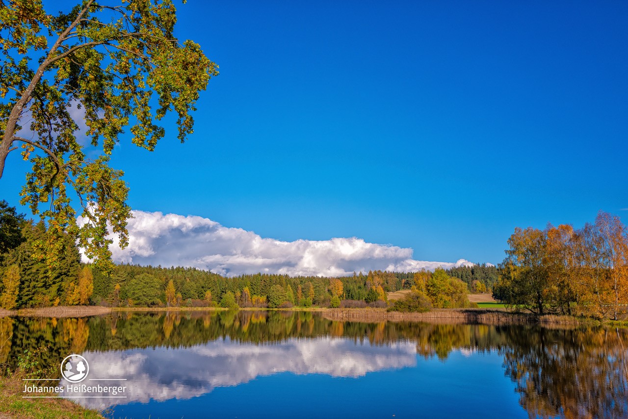 See mit blauen Himmel